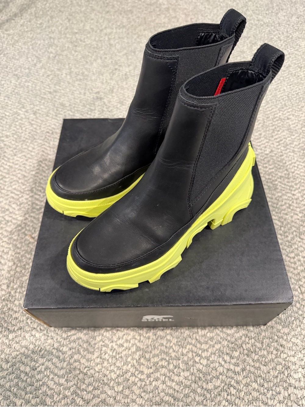 💥Fabulous & Stylish Women’s Black Chelsea Boot with Neon Sole- True to Size 6💥